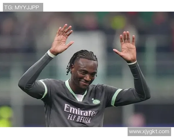 足球明星在比赛中意外受伤头骨受损视频引发球迷热议与关注