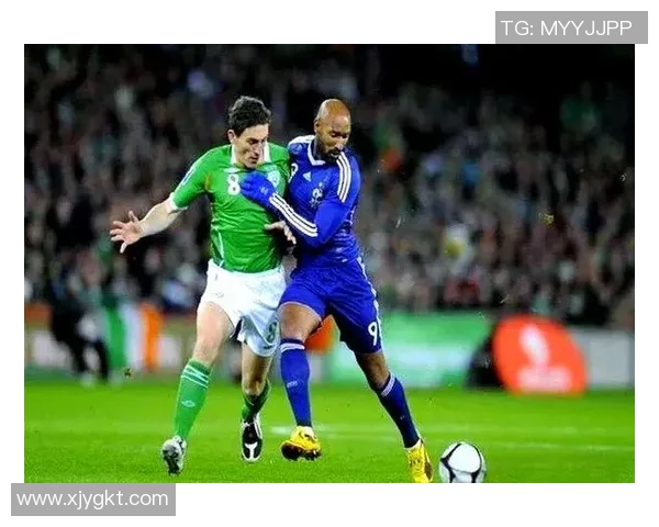 足球明星绝招揭秘与技巧解析图解全方位展示球场上的精彩瞬间